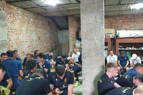 Các cầu thủ Ukraine vừa đá giải vô địch quốc gia vừa nghe ngóng xuống hầm trú ẩn