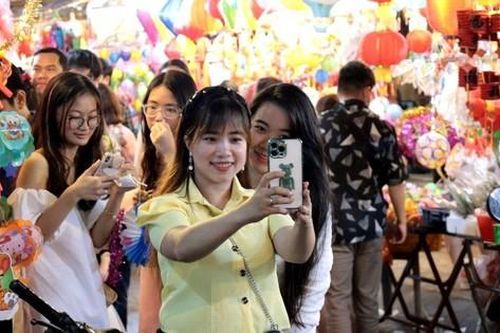 Phố lồng đèn lớn nhất TPHCM ken đặc người 'check - in' Trung thu sớm