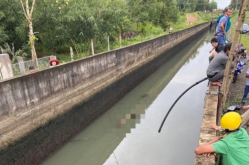 Thi thể thanh niên dưới mương nước, xe máy chổng bánh trên bờ