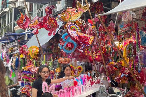 Đồ chơi Trung thu tăng giá nhẹ, hàng nội chiếm ưu thế