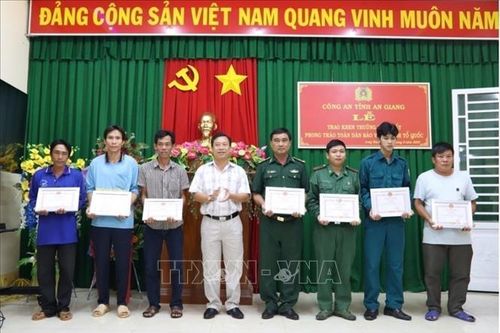 Khen thưởng đột xuất 6 người dân dũng cảm cứu nhóm người Việt Nam trốn khỏi sòng bạc ở Campuchia