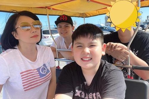 Con trai nhất định để kiểu tóc 'bom nguyên tử', vợ cũ Bằng Kiều giải quyết quá khéo