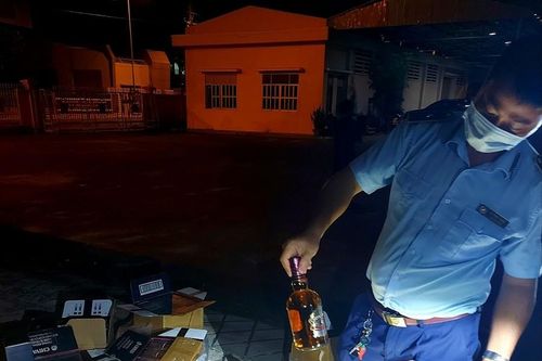 Quản lý thị trường Bình Thuận phát hiện, ngăn chặn tiêu thụ rượu Chivas bất hợp pháp