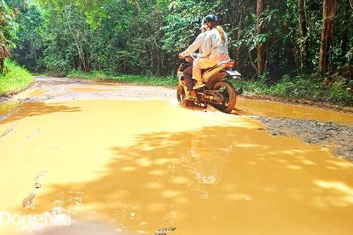 Đường xuống cấp nặng nề