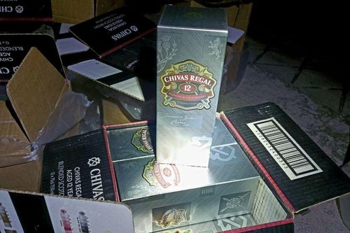 Bình Thuận tạm giữ lô hàng 120 chai rượu nhãn hiệu Chivas Regal không rõ nguồn gốc