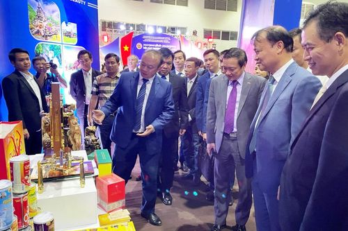 Cầu nối khôi phục và mở rộng thị trường tại Lào