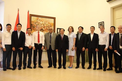 Doanh nghiệp Việt Nam trao tặng quà ủng hộ cho nhân dân Cuba