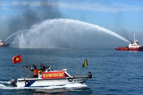 Quảng Ngãi: Diễn tập xử lý tình huống cháy tàu và ứng phó sự cố tràn dầu tại cảng xuất sản phẩm Nhà máy lọc dầu Dung Quất