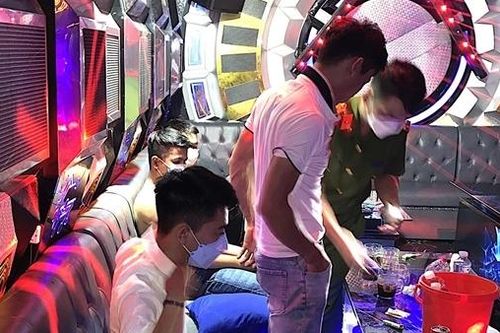Nhiều nam nữ 'bay lắc' tại karaoke Toàn Ny