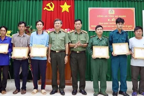 Khen thưởng 6 người dân dũng cảm cứu 40 người từ Campuchia về