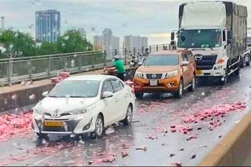 Va chạm với xe bồn, hàng ngàn lon nước ngọt 'rửa' cầu Phú Mỹ