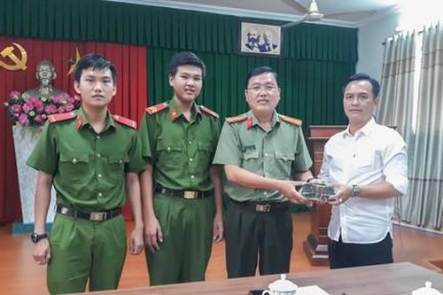 Hai chiến sĩ Công an nhặt được 350 triệu đồng, trả cho người đánh rơi