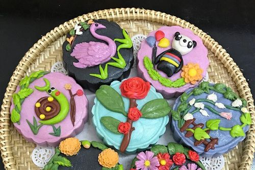 Những chiếc bánh trung thu độc lạ hút khách