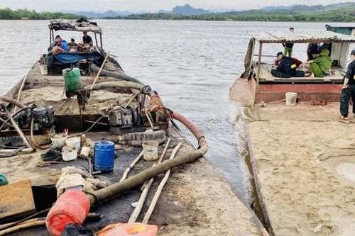 Phát hiện, bắt giữ thuyền của 'cát tặc' đang khai thác trái phép khoáng sản trên sông