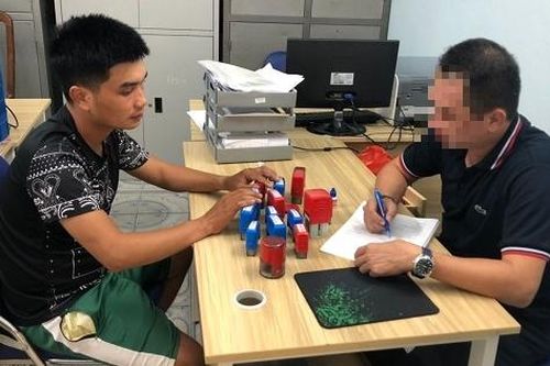 Làm giả Giấy khám sức khỏe bệnh viện, hai vợ chồng bị công an bắt giữ