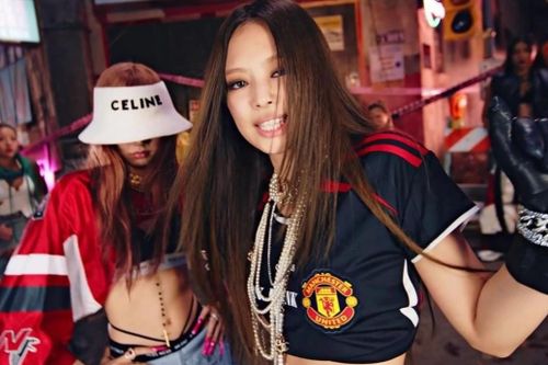 Rộ mốt mặc áo bóng đá