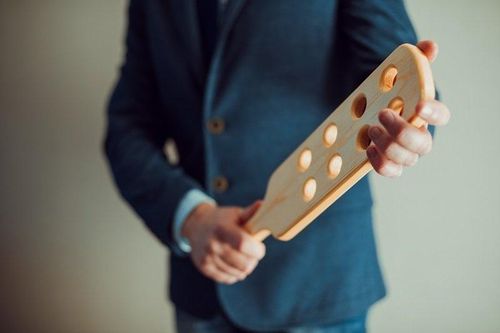 Học khu Mỹ xin phép phụ huynh cho đánh đòn vào mông trẻ nhỏ