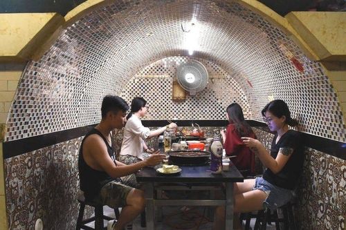 Người dân Trung Quốc vào hang ăn lẩu giữa nắng nóng lịch sử