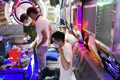 Đột kích quán Karaoke phát hiện nhiều đối tượng 'lên tiên tập thể'