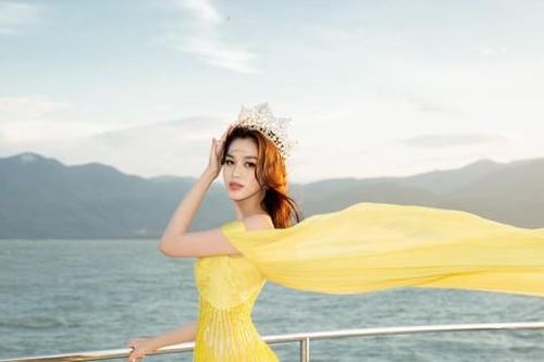Hoa hậu 'visual mặt mộc cực phẩm nhất V-biz' chỉ cần 'ngồi im' cũng triệu views