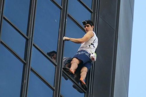 'Người nhện' ngoài đời thực tay không leo lên tòa nhà cao 122m