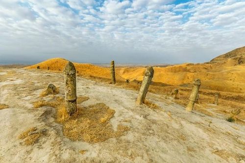 Nghĩa trang kỳ lạ với nhiều bia mộ hình 'nhạy cảm' ở Iran