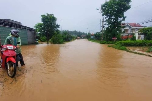 Sơn La: Mưa lớn gây sạt lở đất, đá ách tắc đường và lũ quét