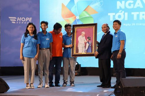Chủ tịch nước Nguyễn Xuân Phúc dự Ngày hội tới trường cùng học sinh Trường Hy Vọng
