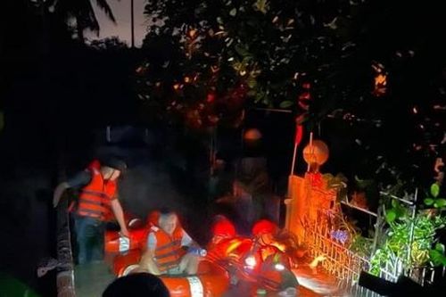 Công an Quảng Ninh ngâm mình trong nước giúp dân chạy lũ