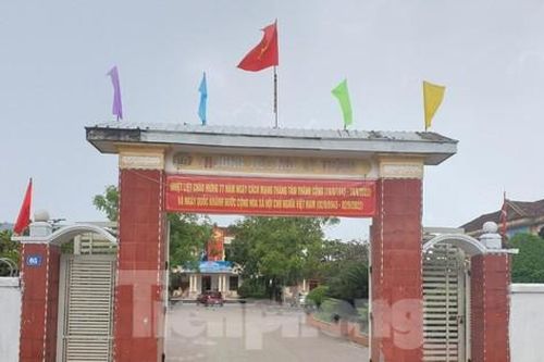 Phụ huynh bức xúc vì học sinh muốn đến trường phải tự bỏ tiền mua bàn ghế?