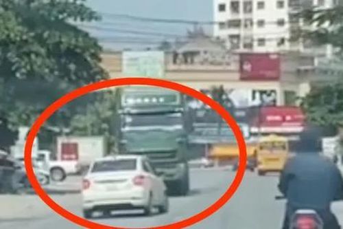 Phẫn nộ cảnh xe ô tô con liên tục lạng lách, đối đầu với nhiều phương tiện đi ngược chiều