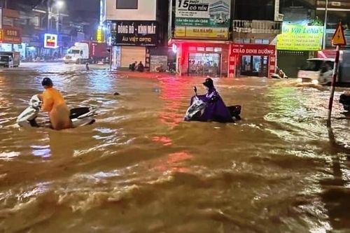 Bão số 3 gây mưa lớn, nhiều tuyến đường bị ngập, sạt lở