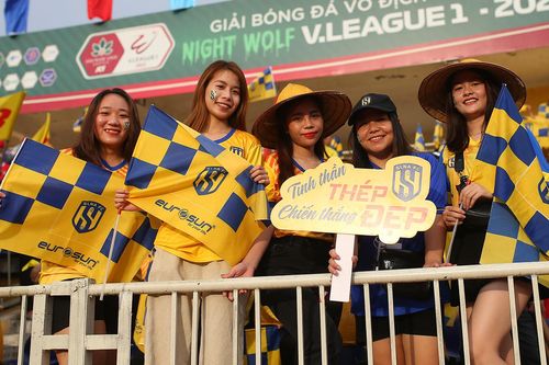 MC Tú Linh, fan nữ SLNA 'đại náo' sân Vinh