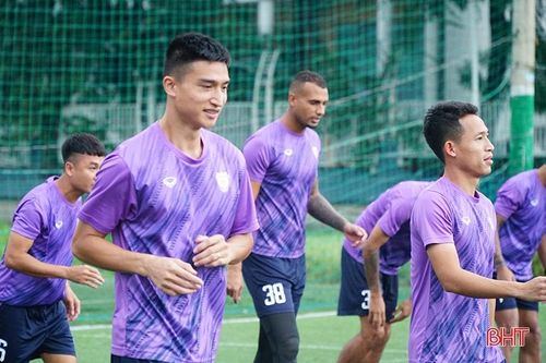 Hồng Lĩnh Hà Tĩnh làm quen sân Thống Nhất, chuẩn bị trận mở màn giai đoạn 2 V.League