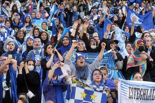 Phụ nữ Iran được phép vào sân vận động xem giải vô địch bóng đá quốc gia
