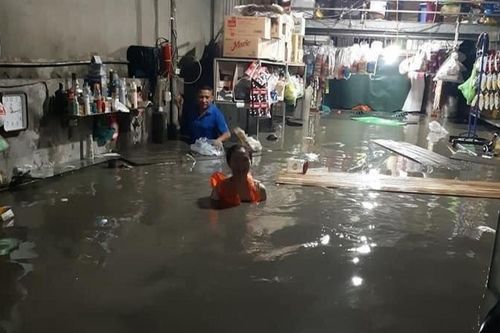 Mưa lớn ở Hải Phòng - Quảng Ninh: Người dân mất ngủ cả đêm vì nước tràn vào nhà, dâng cao hơn nửa người