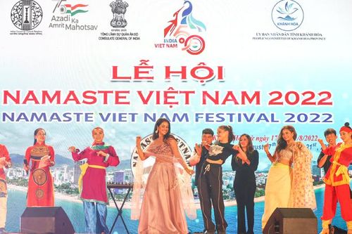 Gặp 'Cô dâu 8 tuổi' ở phố biển
