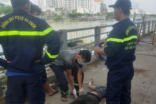 Lặn mò dưới Kênh Tẻ tìm kiếm người đàn ông mất tích