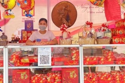 Dân thắt chặt chi tiêu, bánh trung thu vẫn ế ẩm