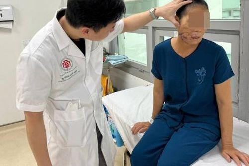 Người phụ nữ bị chém 'nát' mặt do ngã vào máy cắt cỏ