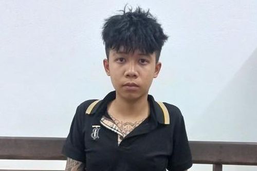 Thiếu niên đâm chết người làm thuê cho mẹ, rồi đi uống nước với bạn