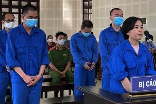 Cán bộ sở nhận hối lộ để tiếp tay cho nhiều người ở lại Việt Nam trái phép