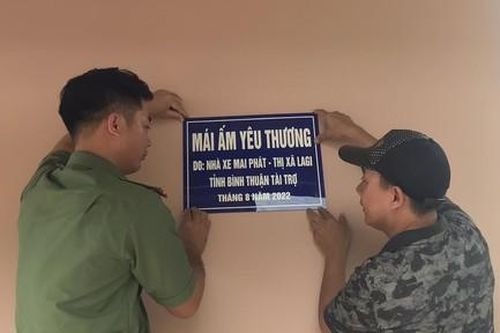 Công an TX.La Gi trao tặng 'Mái ấm tình thương' cho gia đình chính sách