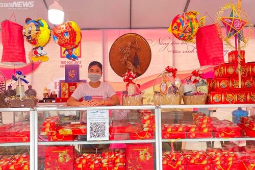 Dân thắt chặt chi tiêu, bánh trung thu vào mùa sớm vẫn ế ẩm