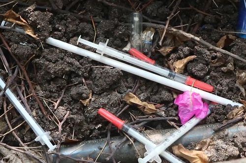 Bơm kim tiêm vứt đầy trên cầu bộ hành số 3 ở TP.HCM