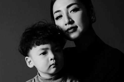 Mẹ Á hậu Tú Anh khoe ảnh mới nhất của con gái và cháu ngoại, tiết lộ cảm xúc sau 10 năm làm quản lý