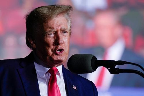 Diễn biến đáng chú ý trước vụ FBI khám xét tư dinh của ông Trump