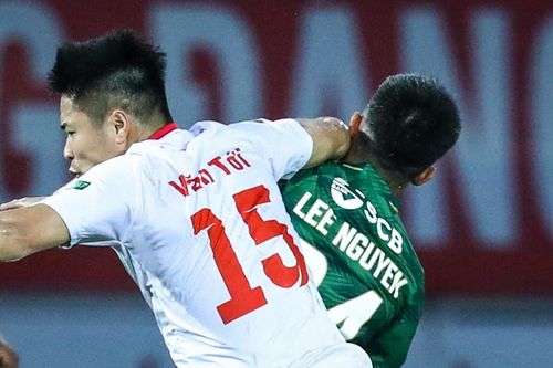 Cựu tuyển thủ U23 Việt Nam tung cùi chỏ trúng mặt Lee Nguyễn