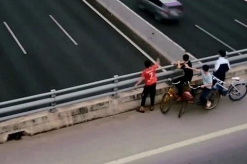 Bắt nhóm ra gây 11 vụ ném đá vào ôtô trên quốc lộ