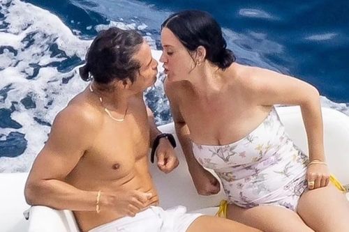 Orlando Bloom và Katy Perry trốn con đi lặn biển